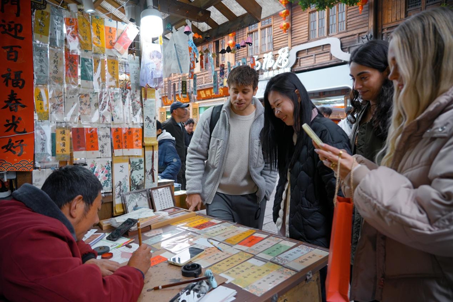 挑选油纸伞、软木画等特色纪念品
