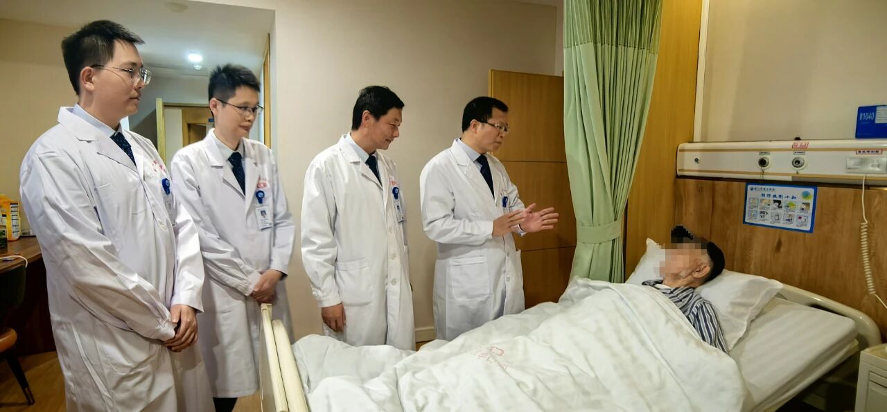 术后医生医生与患者沟通。厦门市第五医院供图