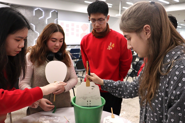 颉颃计划实践队在“LAOSHI”中文教育机构体验扎染漆扇