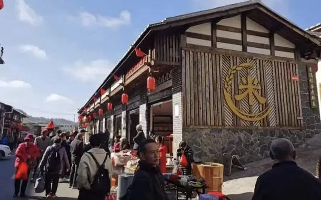 現場集中展銷本地農副產品與非遺手作