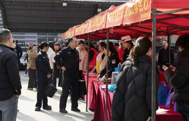 现场咨询、发放资料,解读惠民政策