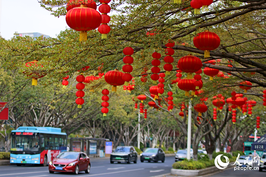 红灯笼为城市增添了许多欢乐祥和、福气满满的节日喜庆氛围。人民网记者 陈博摄