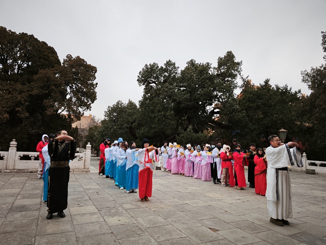 研习营师生向孔子像行拜师礼。华侨大学供图