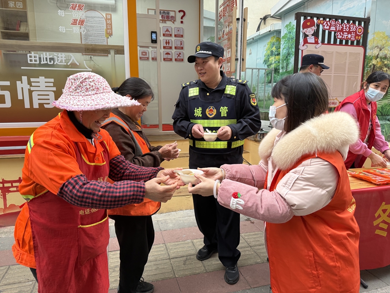 为辖区户外劳动者送上热气腾腾的点心