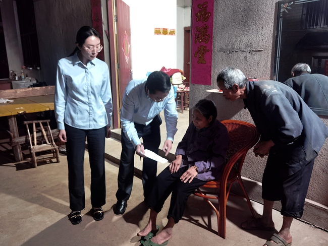 農行三明分行工作人員上門為出行不便的老人開展金融服務。農行三明分行供圖