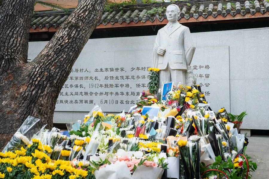 《沉默的荣耀》播出后，市民自发到吴石故居祭奠。潘铠俊摄