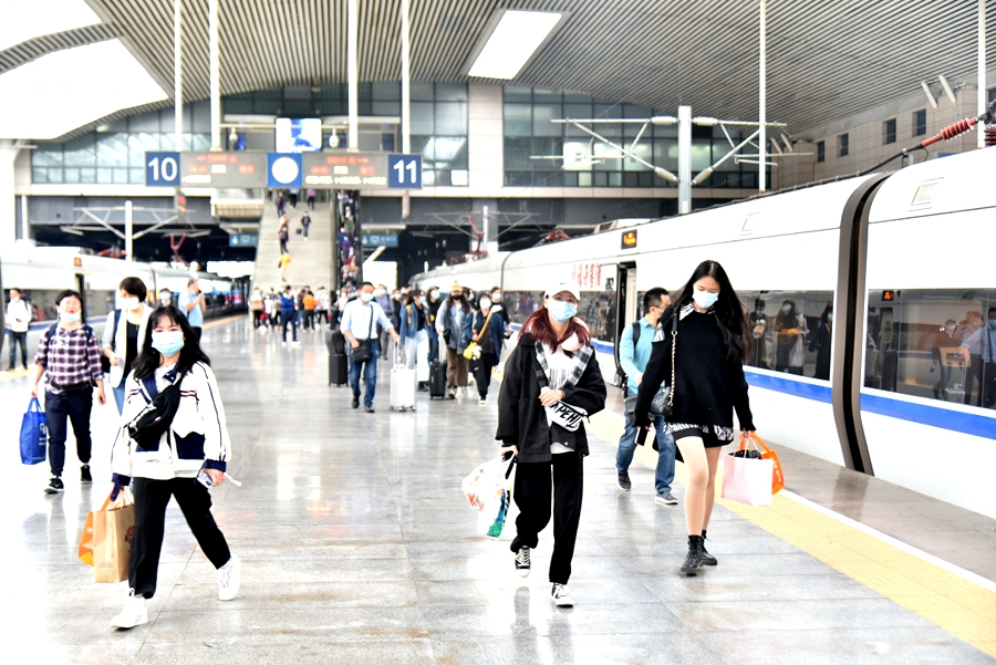 旅客們正有序乘車。江曲攝