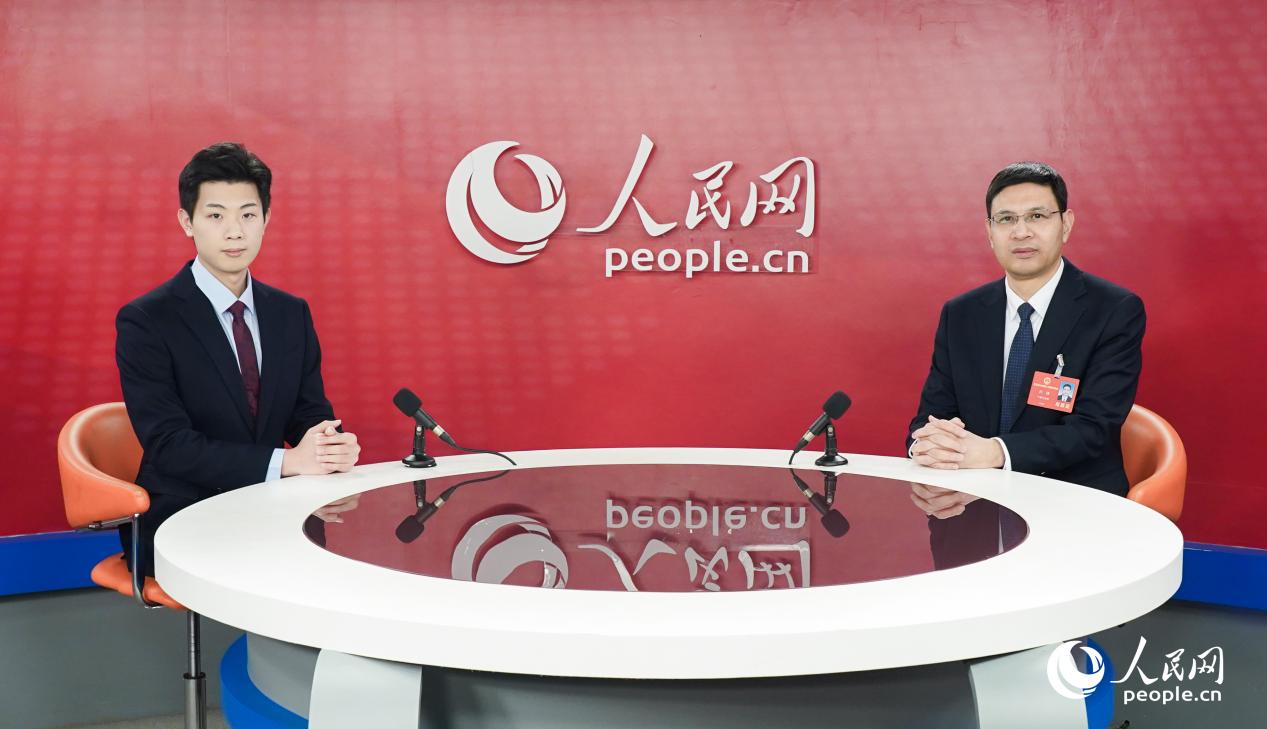 福建省人大代表、古田县委书记许锋接受人民网专访。人民网记者 兰志飞摄