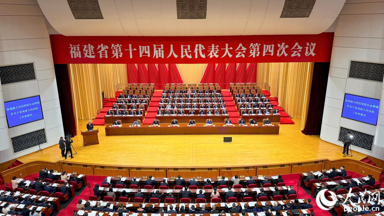 福建省高級人民法院院長金銀牆向大會作法院工作報告。人民網 林銘賢攝