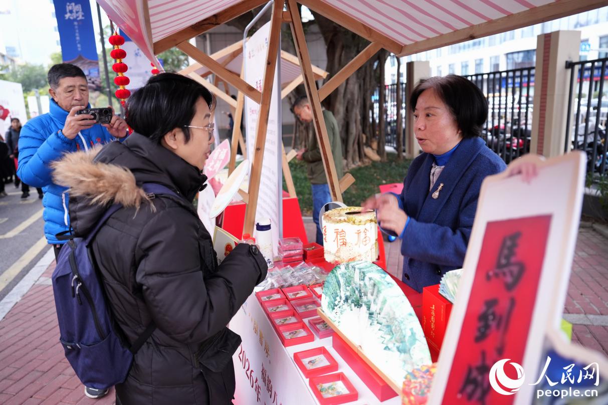 市民了解福州非遗大漆工艺。人民网记者 李唯一摄