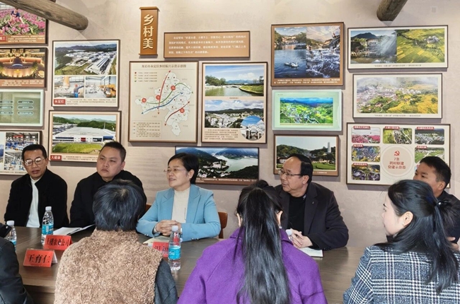 在“东有客家土楼”主题馆(新农人部落)内召开座谈会