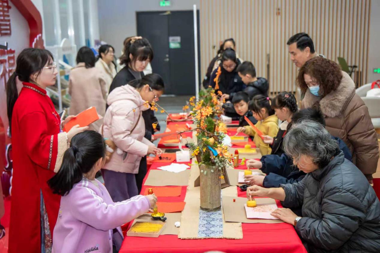 现场体验“福”字雕版的制作与拓印过程