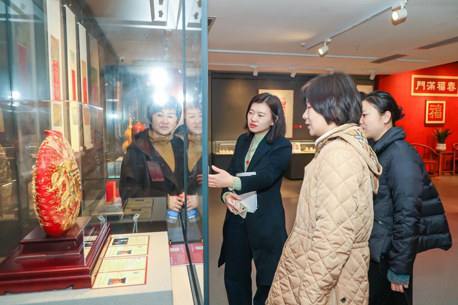 市民游客参观瓷器主题展区