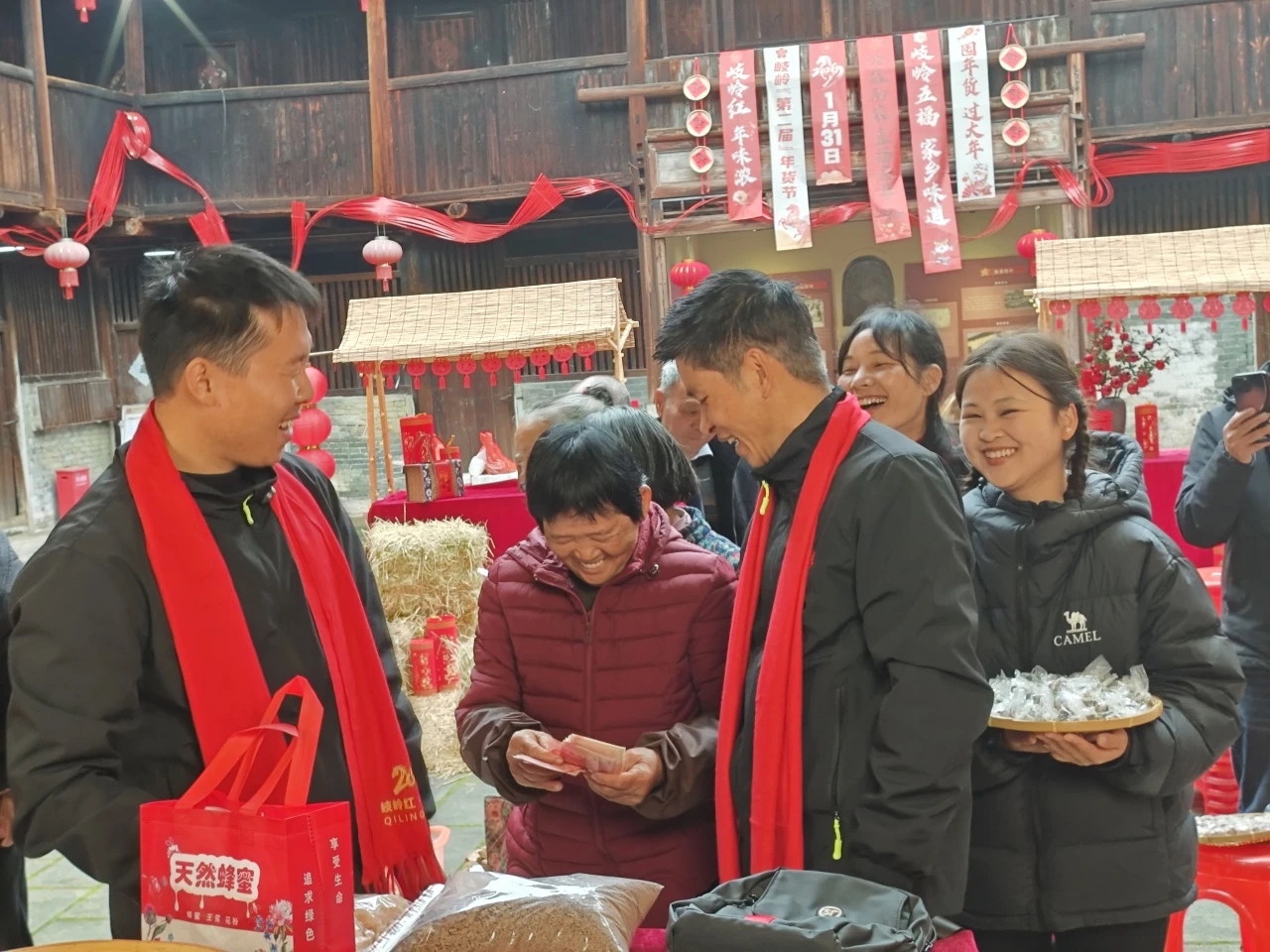 直播期间,货款“秒结秒付”,农户们脸上笑开了花。