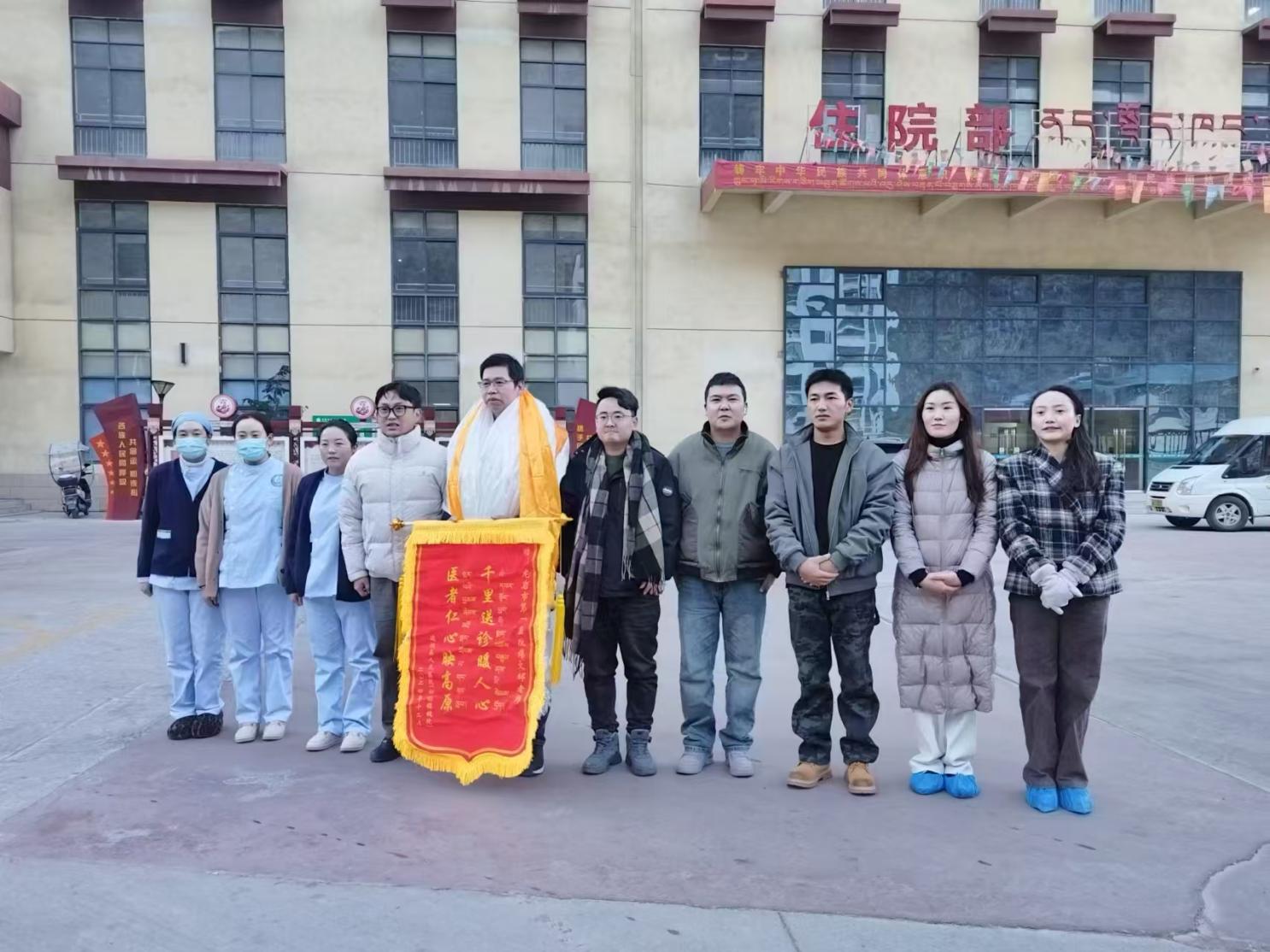 援藏任务结束时,当地百姓及医务人员送别傅文辉医生