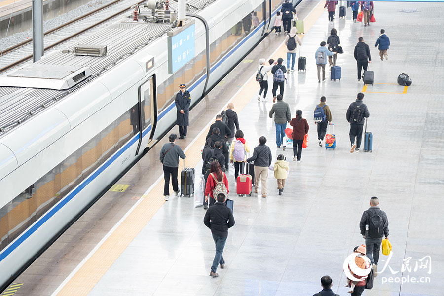 春運首日，福州火車站迎來旅客出行高峰。實習生 李雨澤攝
