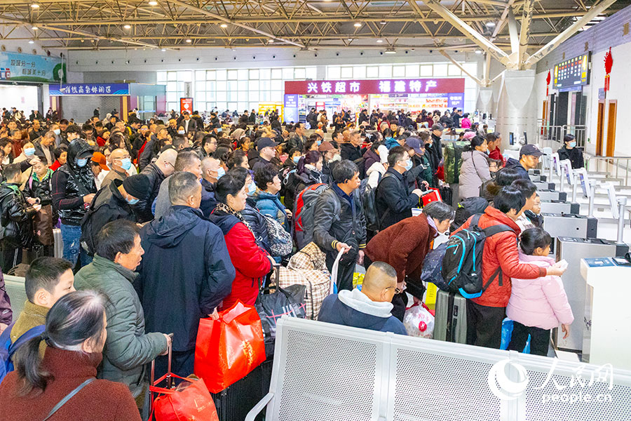 春運首日，福州火車站迎來旅客出行高峰。人民網記者 焦艷攝