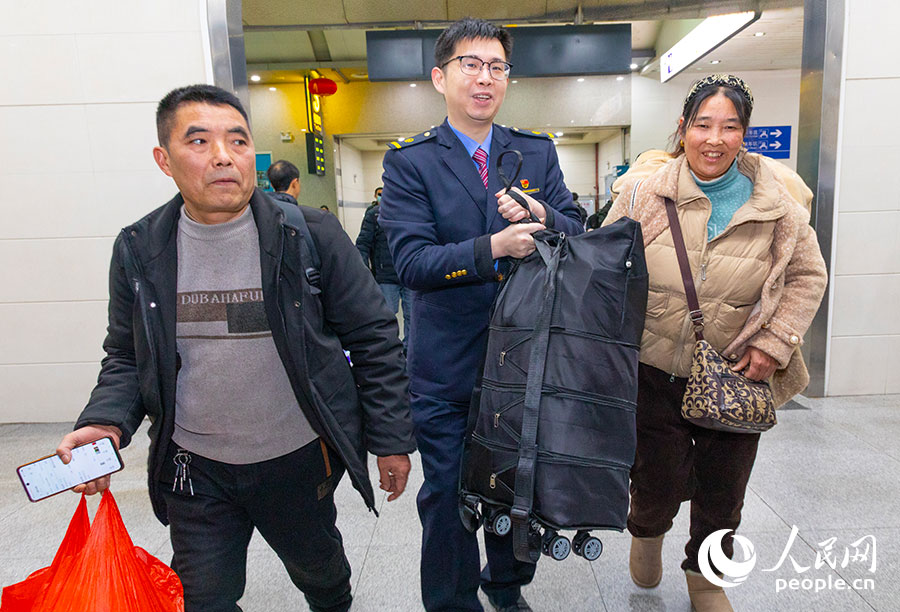 福州火車站客運工作人員溫馨服務旅客。人民網記者 焦艷攝