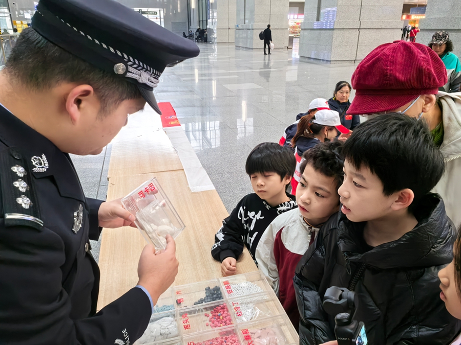 福州鐵路公安處福州南站派出所民警為旅客講解安全知識。劉曉彬攝