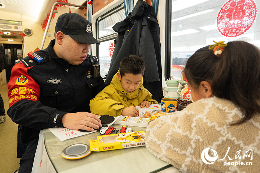 福州鐵路公安處乘警支隊民警溫情相伴孩子回家路。實習生 李雨澤攝
