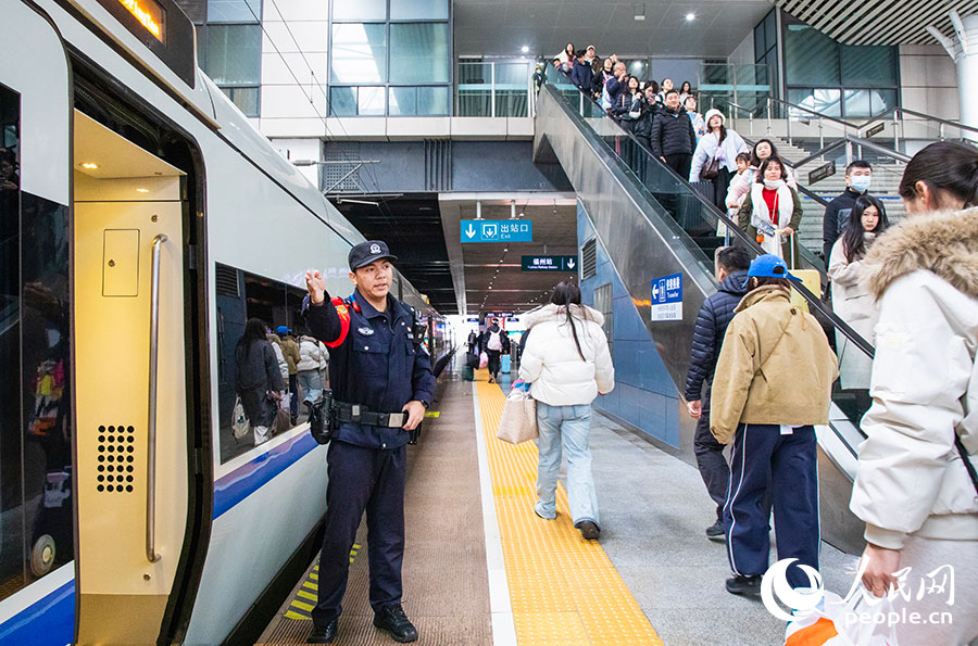 福州鐵路公安處乘警支隊民警守護旅客平安返鄉路。人民網記者 焦艷攝