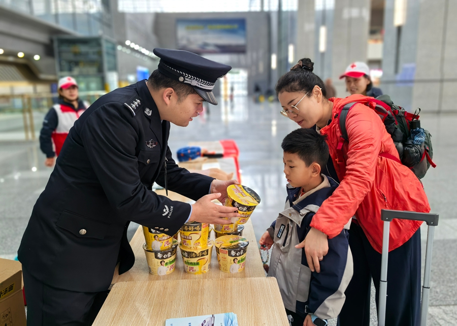 福州鐵路公安處福州南站派出所聯合愛心企業送溫暖。劉曉彬攝