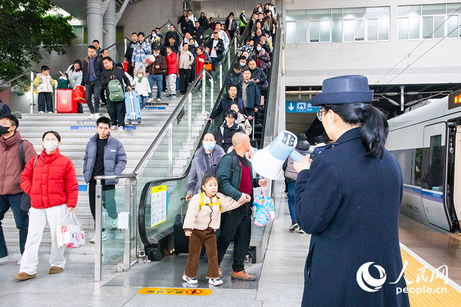 福州火車站客運工作人員引導旅客有序上車。人民網記者 焦艷攝