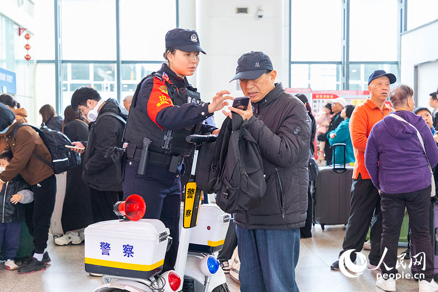 福州鐵路公安處民警駕駛平衡車巡查，為群眾提供列車信息指引服務。人民網記者 焦艷攝