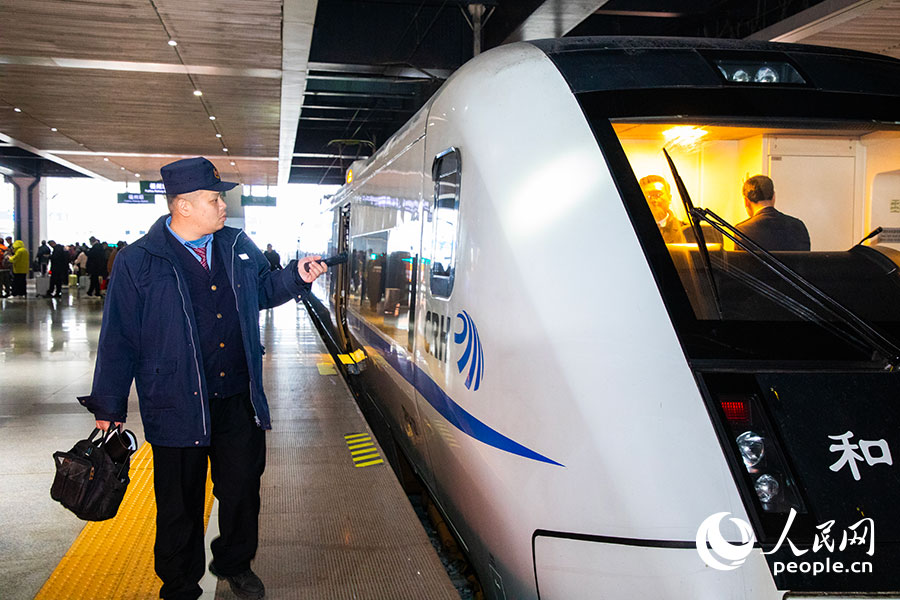 動車組機械師確保列車狀態完好。人民網記者 焦艷攝
