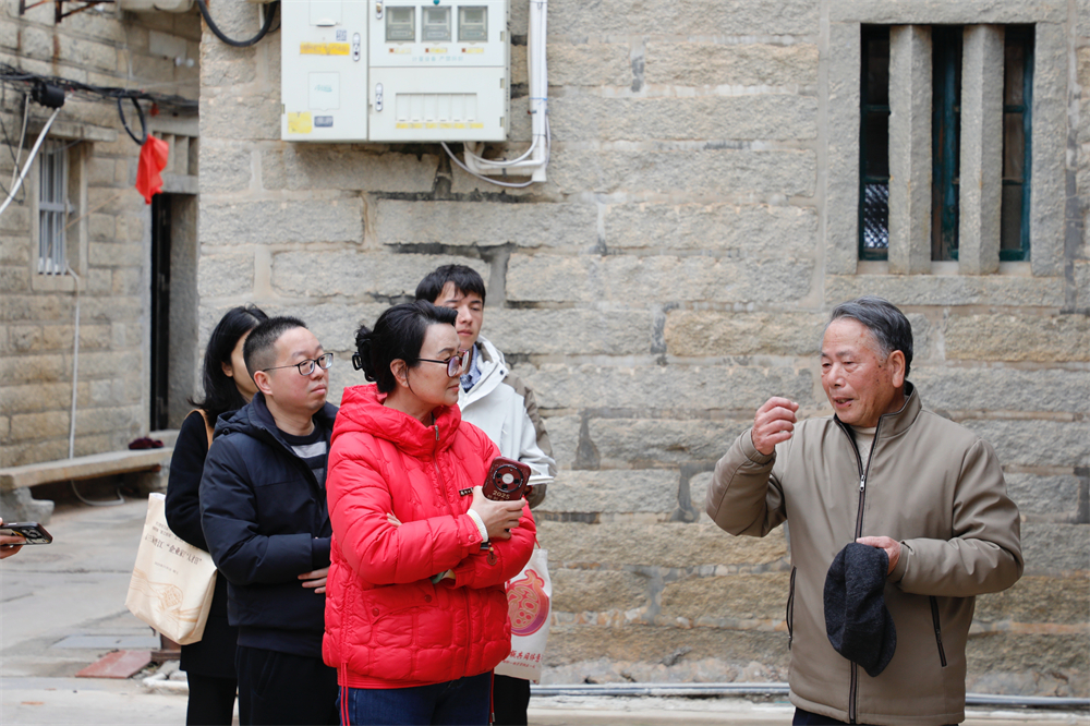 刘敏榕与实践队员同非遗传承人交谈