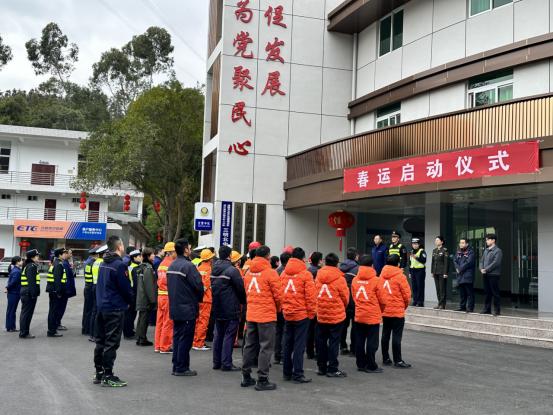 平安产险福建分公司联合全省各地市交警部门,共同启动平安春运公益服务