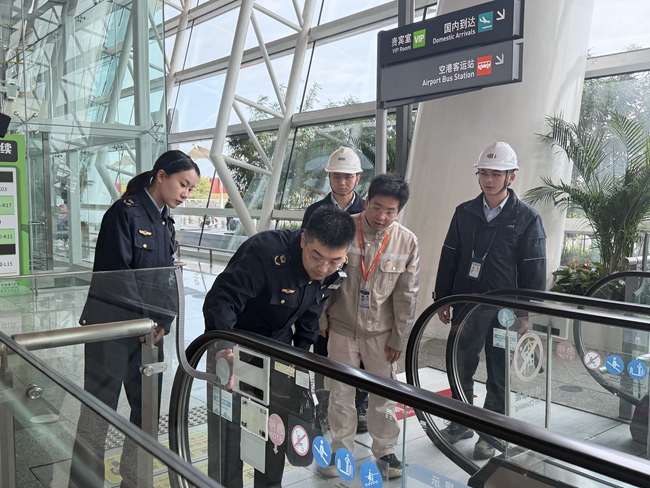 执法人员对人员密集场所的特种设备开展专项安全检查。湖里区市场监督管理局供图