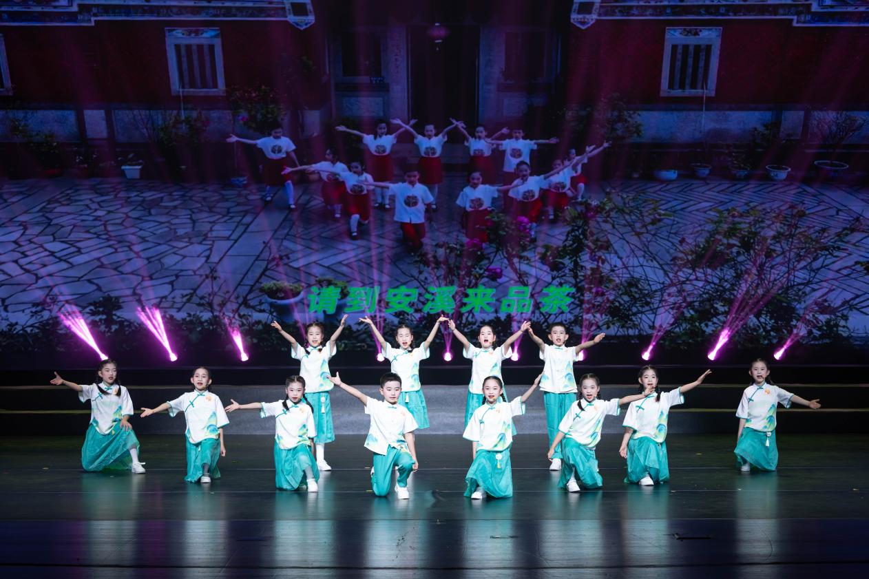 童声表演《请到安溪来品茶》。黄东华摄