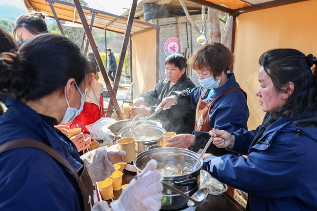 “村味集市”上，市民群众选购品尝特色美食