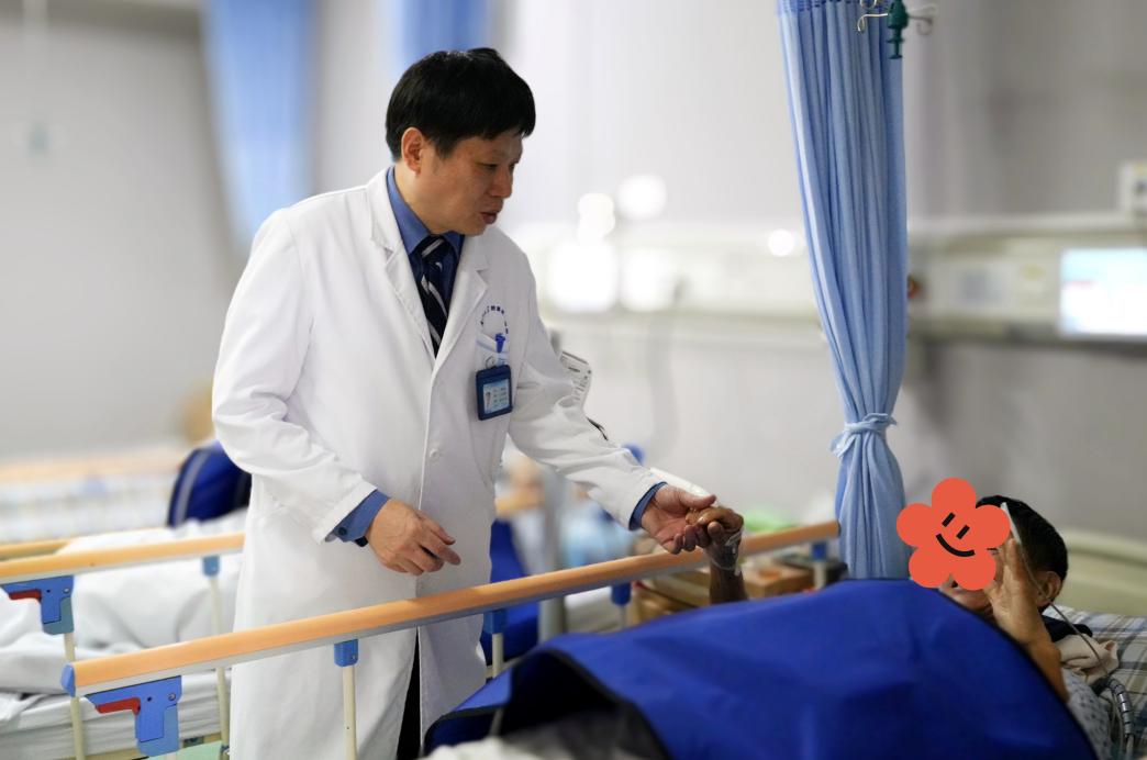 医生查看患者病情。