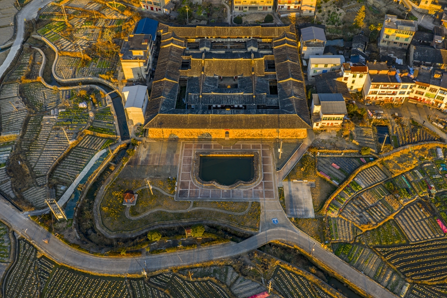 夕陽照射下的同安嘉祿庄古寨