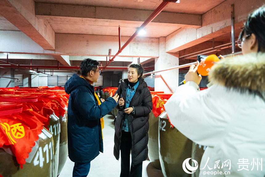 外国嘉宾酱香白酒封坛文化。人民网 阳茜摄