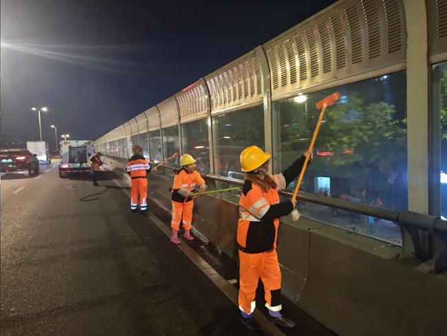 清洗道路