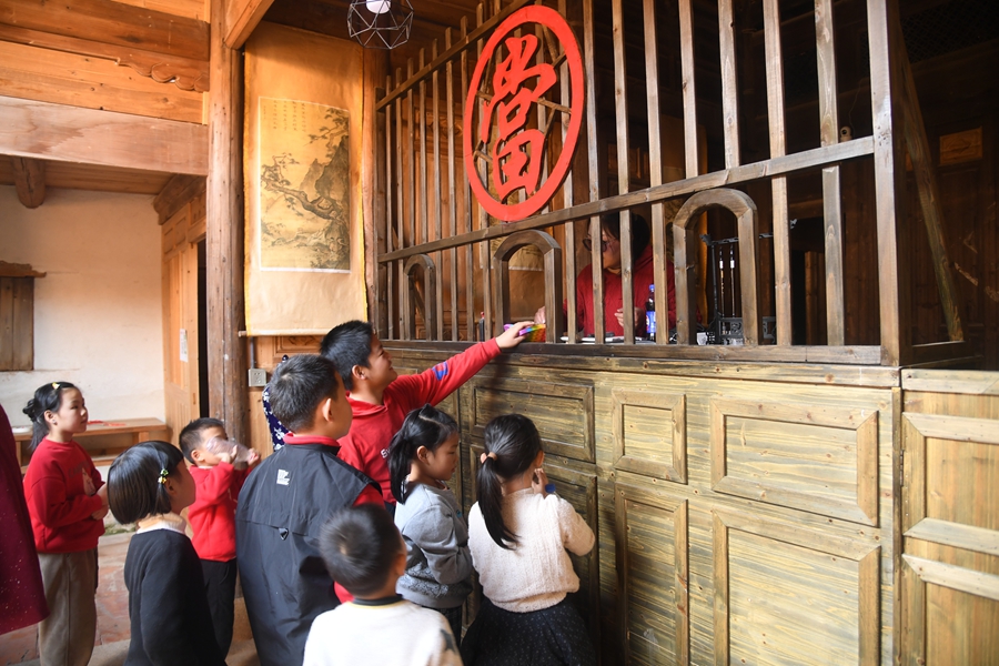 在泉港区后龙镇涂坑古民居内，孩子们正在进行古代当铺工作的模拟体验