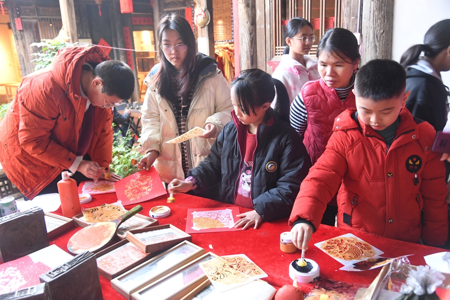 游客们正在制作拓印作品