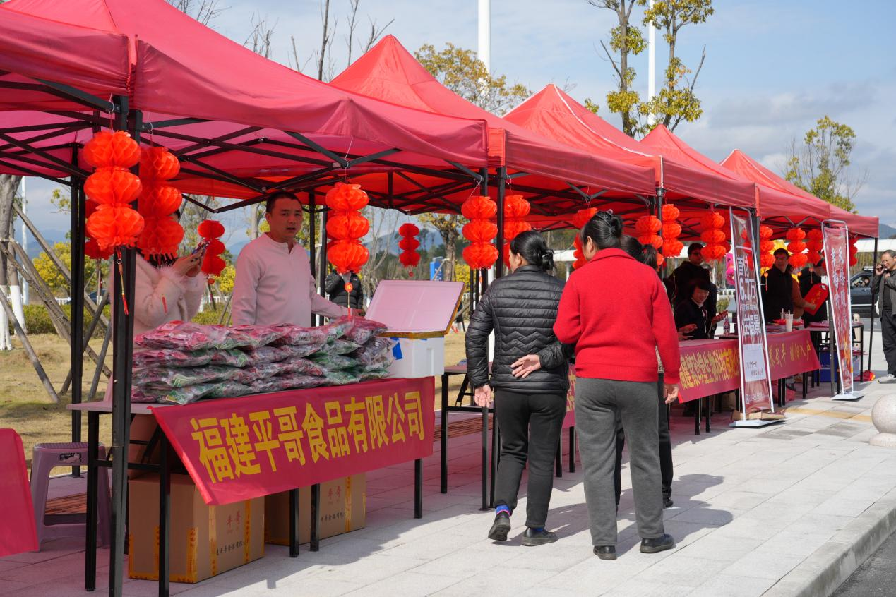 周邊市民在攤位前選購商品。謝思棋攝