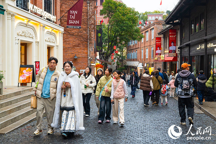 春节假期临近，位于福建福州闽江南岸的烟台山历史风貌区已是人潮涌动。实习生 李雨泽摄