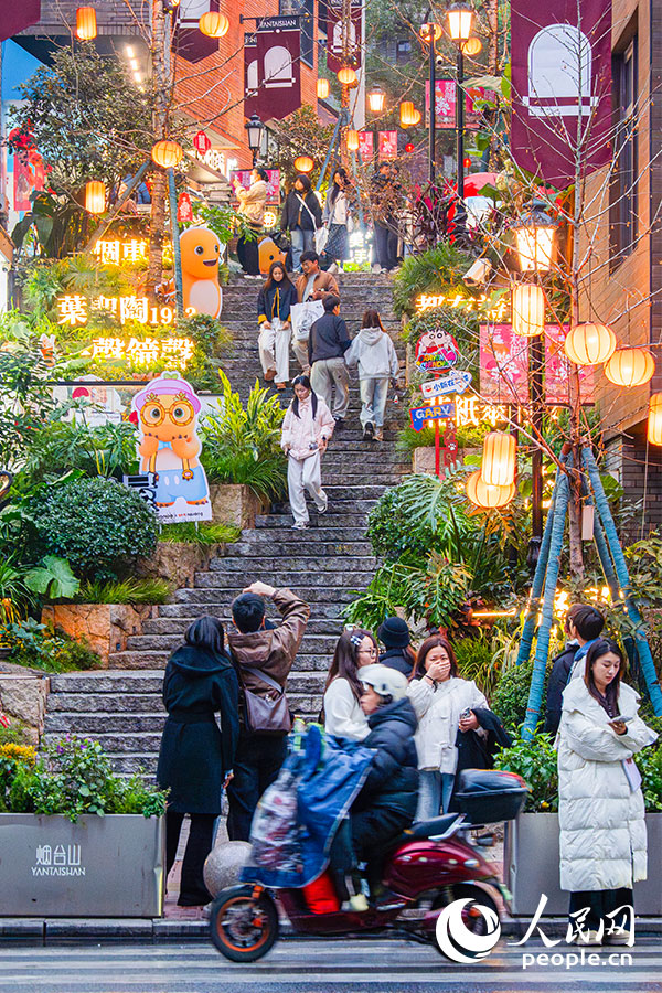 华灯初上，这条铺着青石板的小路就成了热门取景地。实习生 李雨泽摄