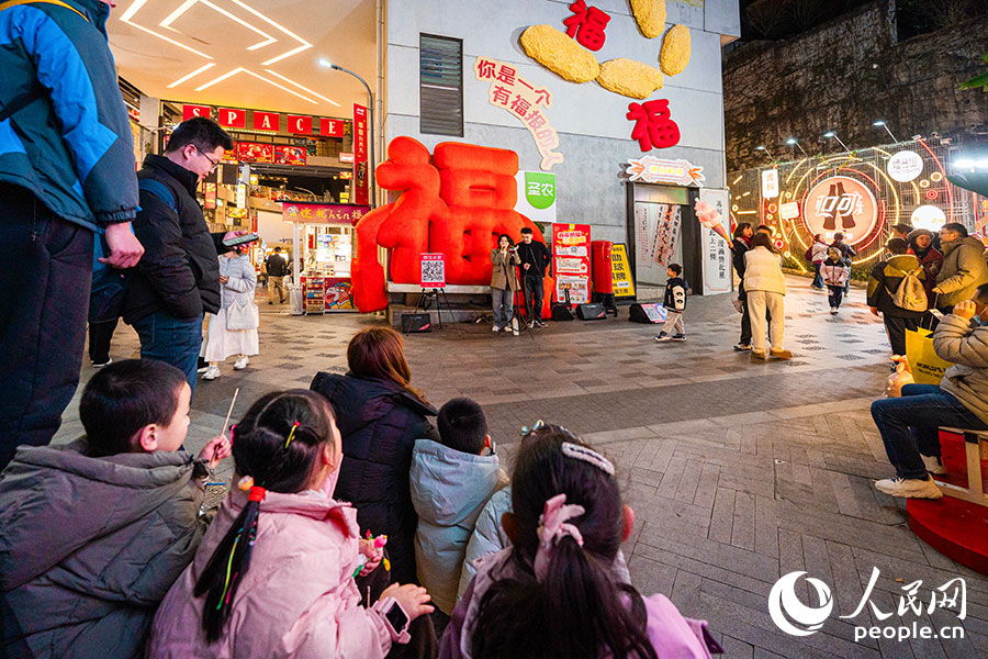 驻唱歌手吸引市民驻足欣赏。实习生 李雨泽摄