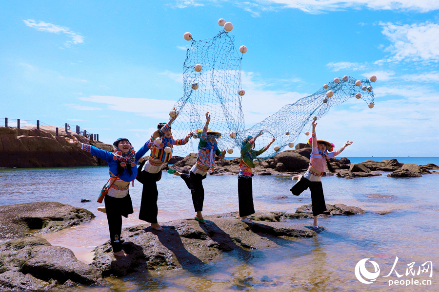 惠安女模特队。人民网记者 李唯一摄