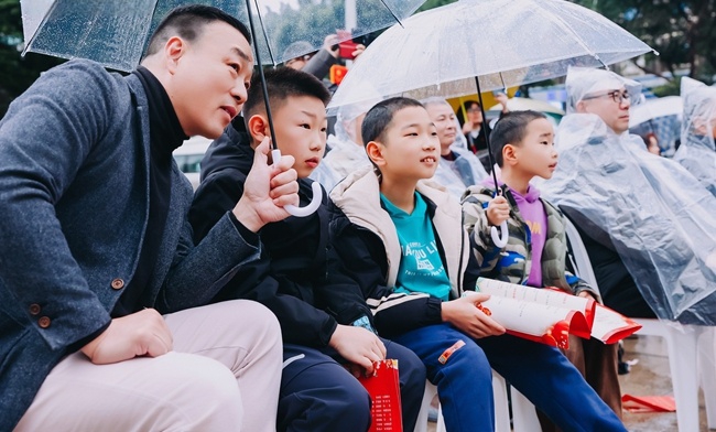 精彩节目轮番上演，台下观众目不转睛