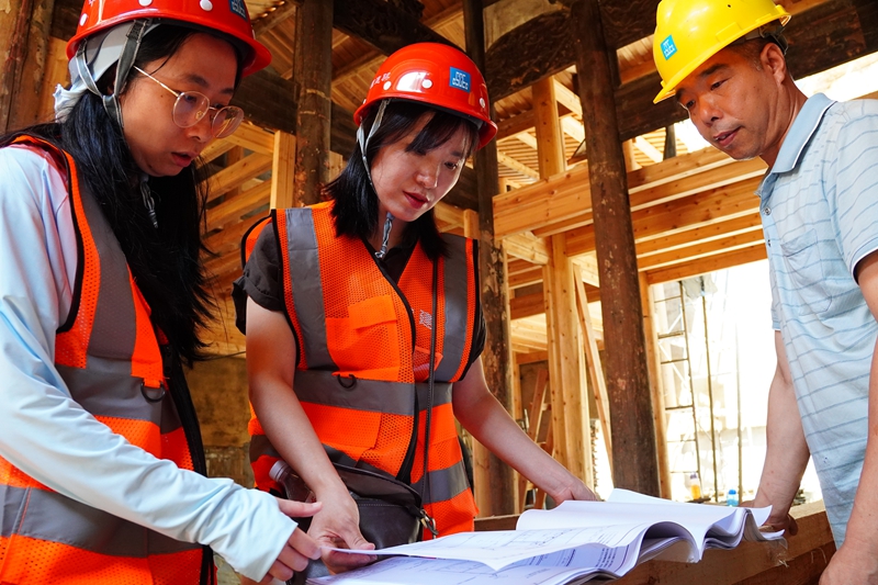 設計團隊與施工班組同場辦公