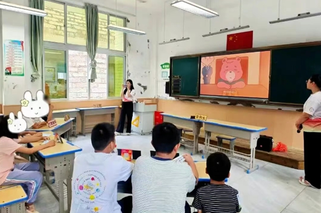 “小海鳥”在互動課堂上學習法律知識