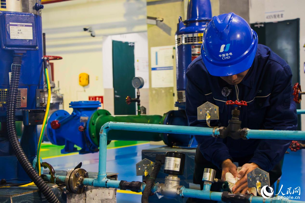 检维人员日常维护中。人民网 林铭贤摄