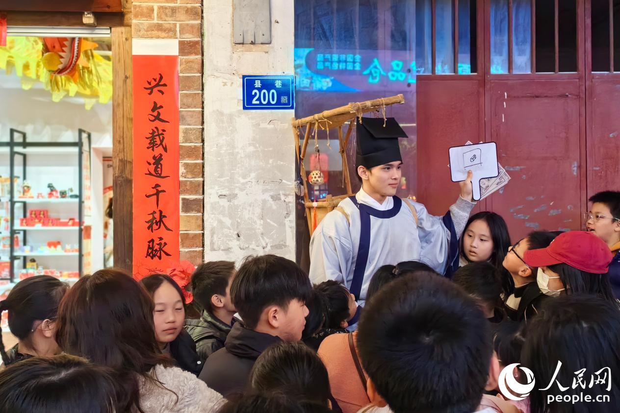 古街上的“书生”角色扮演者。人民网记者 林晓丽摄